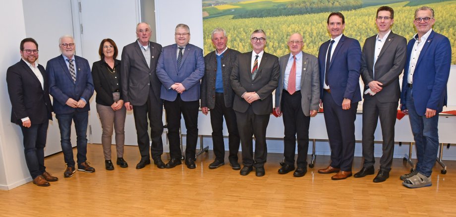 Die Geehrten René Henric aus Oberfell (2.v.l.), Nikolaus Peter Christ aus Alken (4.v.l.), Helmut Fischer aus Alken (Mitte) sowie Antonius Rüsing aus Mülheim-Kärlich (4.v.r.) gemeinsam mit Landrat Dr. Alexander Saftig (5.v.r.) und dem Ersten Kreisbeigeordneten Pascal Badziong (links). 