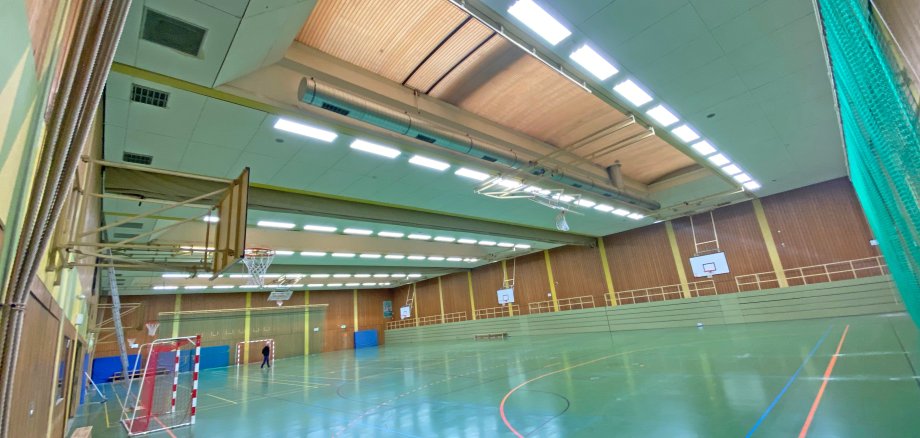 Wie bereits in der Sporthalle der Realschule plus und Fachoberschule Untermosel in Kobern-Gondorf soll die Umrüstung der Hallenbeleuchtung auf LED-Beleuchtung auch an weiteren kreiseigenen Schulen erfolgen.