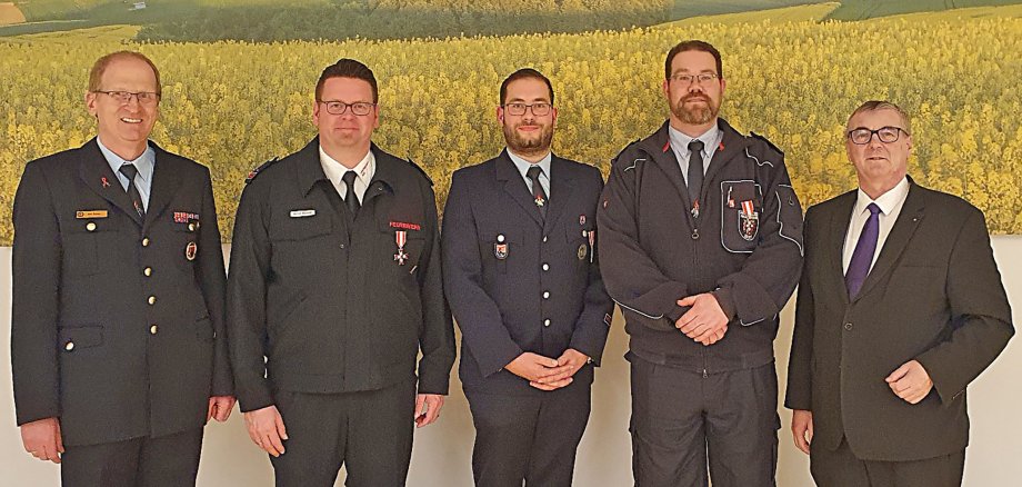 Landrat Dr. Alexander Saftig (von rechts) gemeinsam mit den Geehrten Kai Knigge, Stefan Frey und Michael Reuschler sowie dem Brand- und Katastrophenschutzinspekteur Rainer Nell. 