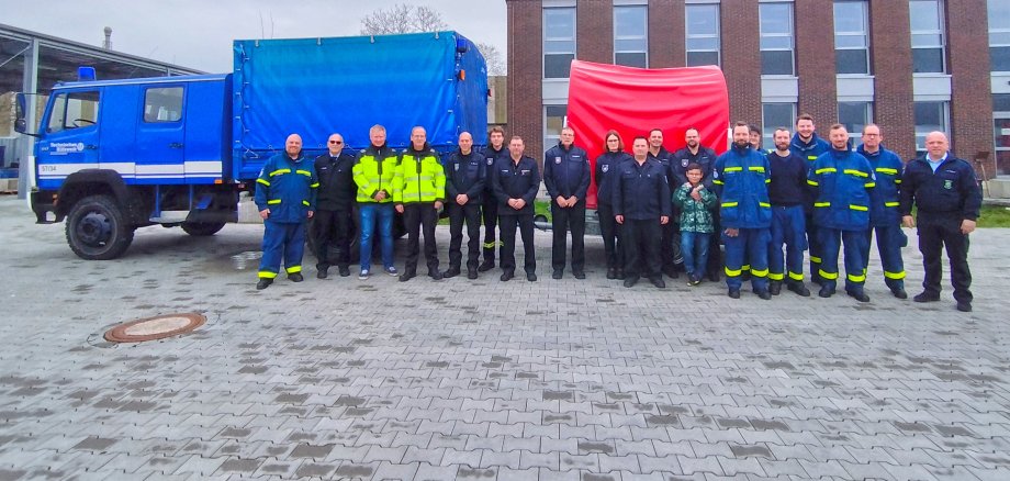 Gemeinsam mit Mitgliedern der Feuerwehr Weißenthurm besuchten Vertreter des Katastrophenschutzes Mayen-Koblenz das Koblenzer THW, wo einer der beiden kreiseigenen Ölsperren-Anhänger ab sofort stationiert ist.