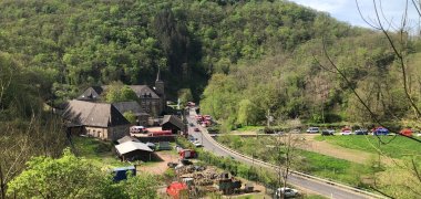 Rund um das beschauliche Kloster Maria Engelport im Flaumbachtal bei Treis-Karden fand die Katastrophenschutzübung statt, an der über 150 Einsatzkräfte aus den Landkreisen Cochem-Zell und Mayen-Koblenz teilnahmen.