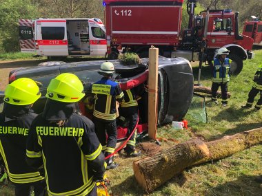 Ein Verkehrsunfall mit zwei eingeklemmten Personen war das Szenario für die Einsatzkräfte aus den Verbandsgemeinden Mendig, Rhein-Mosel und Vordereifel. Hier kam auch der Kran eines Mehrzweckfahrzeugs zum Einsatz, das der Landkreis Mayen-Koblenz jüngst beschafft hat.