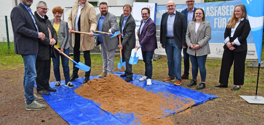 Zum symbolischen Spatenstich in Bendorf kamen Landrat Dr. Alexander Saftig, Digitalminister Alexander Schweitzer, der Erste Kreisbeigeordnete Pascal Badziong, der Bürgermeister der Stadt Bendorf Christoph Mohr und MdL Peter Moskopp gemeinsam mit Vertreterinnen und Vertretern von der aconium, der kommunalen Familie, von Deutsche Glasfaser, und der Wirtschaftsförderungsgesellschaft am Mittelrhein zusammen. 