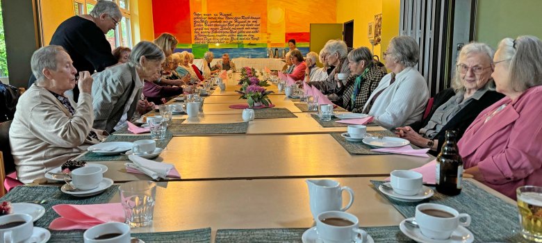 Alle Seniorinnen und Senioren hatten viel Freude bei der Einweihung der neuen Seniorenbank in Vallendar. 