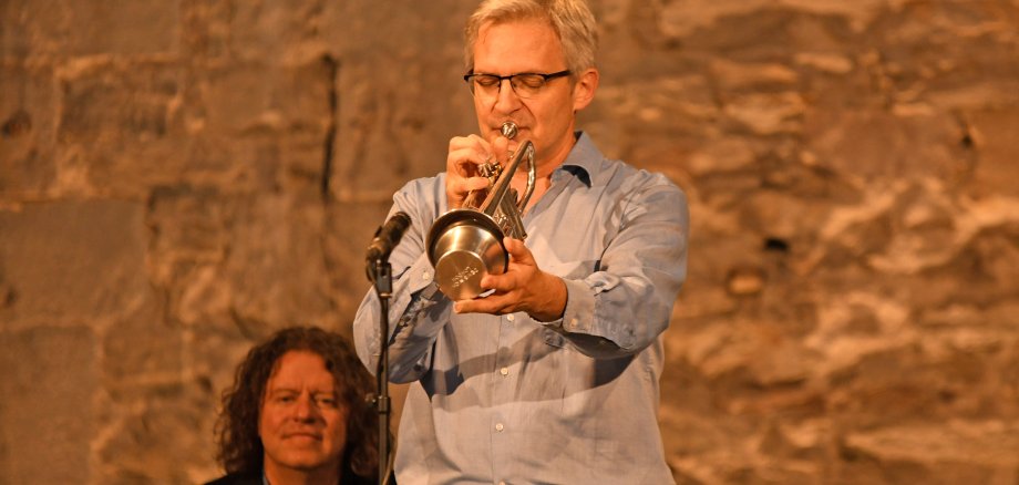 Sommerclassics: Frankfurt Jazz Trio begeistern gemeinsam mit Eva Mayerhofer und Ralf Hesse in Sayner Hütte 