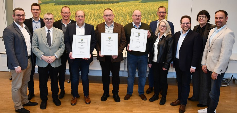 Landrat Dr. Alexander Saftig gemeinsam mit den Vertretern der Siegergemeinden sowie mit dem Ersten Kreisbeigeordneten Pascal Badziong, dem Kreisbeigeordneten Jens Firmenich und Vertretern der kommunalen Familie.