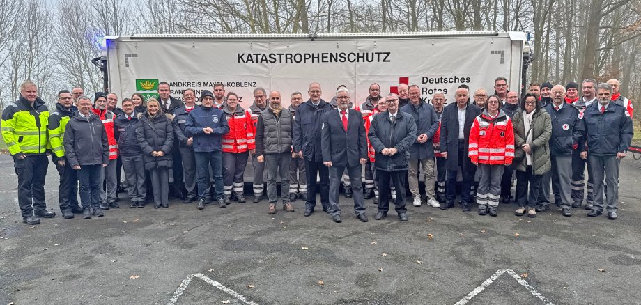 Die neuen DRK-Einsatzfahrzeuge wurden von Landrat Dr. Alexander Saftig im Beisein von DRK-Kreisverband Präsident Bernhard Mauel sowie Vertretern der Kreisverwaltung an die Mitglieder der DRK-Ortsvereine Ettringen, Rhens und Mülheim-Kärlich übergeben. 