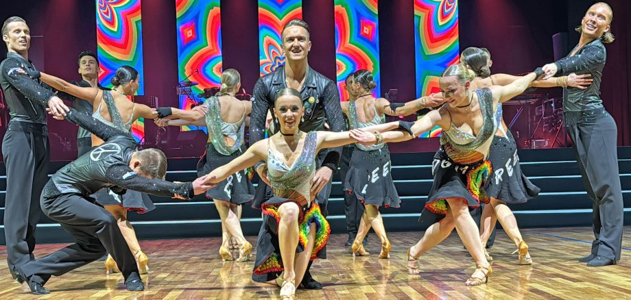 Die Tanzpaare des Grün-Gold-Clubs Bremen zeigten Formationstanz auf Weltniveau. Mit ihrem neuen Programm „Freedom and Peace“ brachten sie eine Hochgeschwindigkeits-Choreografie auf allerhöchstem Tanzniveau aufs Parkett. 