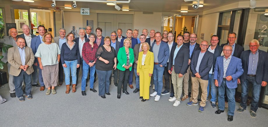 Die Kreistagsmitglieder nach der Kreistagssitzung zum Gemeinschaftsklinikum Mittelrhein im Kreishaus. 