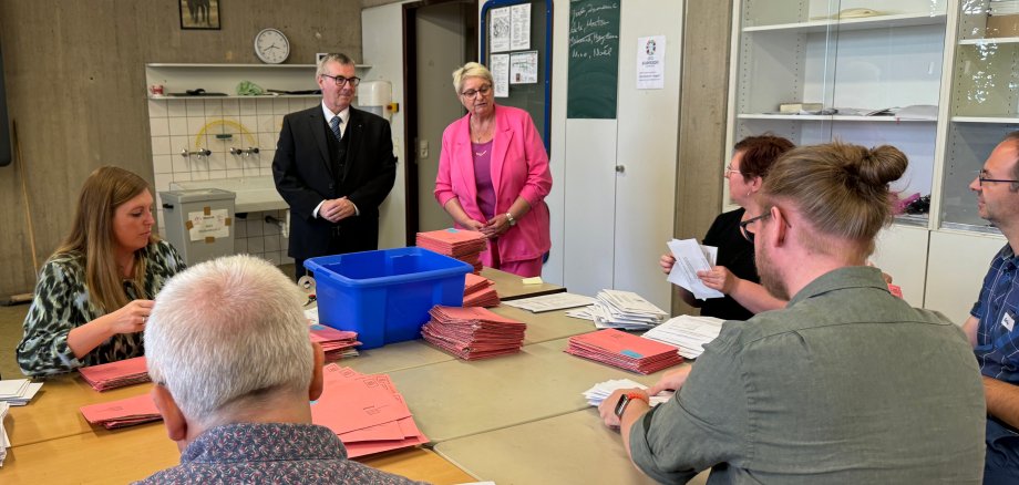 Landrat Dr. Saftig besucht die Wahlhelfer im Schulzentrum Andernach.