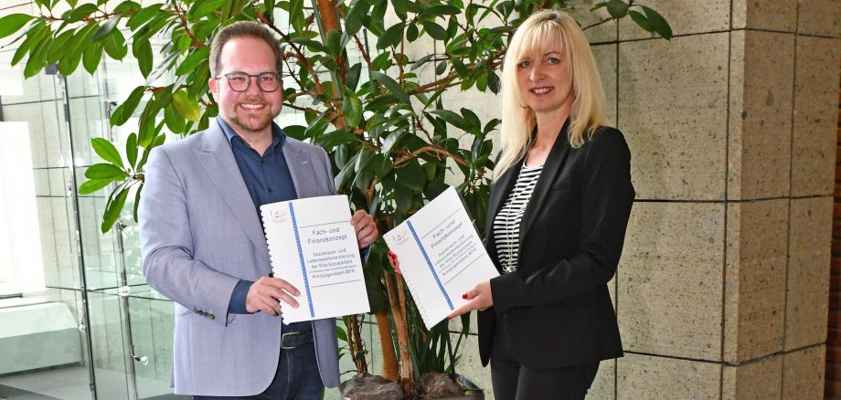 Der Erste Kreisbeigeordnete Pascal Badziong und Elisabeth Feilzer, die im Kreisjugendamt für die überregionale Koordination und fachliche Begleitung verantwortlich ist, freuen sich über die gelungene Kita-Sozialarbeit in Mayen-Koblenz. 