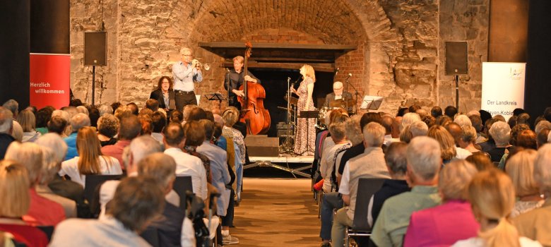 Sommerclassics: Frankfurt Jazz Trio begeistern gemeinsam mit Eva Mayerhofer und Ralf Hesse in Sayner Hütte  