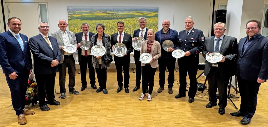 Die Preisträger gemeinsam mit Landrat Dr. Alexander Saftig (2.v.l.), dem Ersten Kreisbeigeordneten Pascal Badziong (rechts) sowie dem Kreisbeigeordneten Jens Firmenich (links).