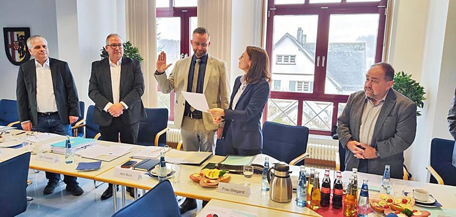 Landrat Marko Boos (Mitte) bei der Wahl zum Vorsteher des Wasserversorgungs-Zweckverbands Maifeld-Eifel. 